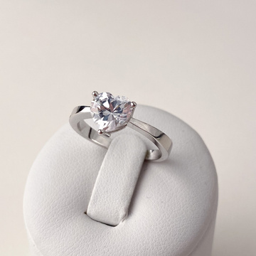 Stříbrný prsten s kamenem ve tvaru SRDCE